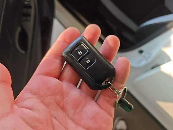 Фото 9 - Toyota Yaris L Hatchback