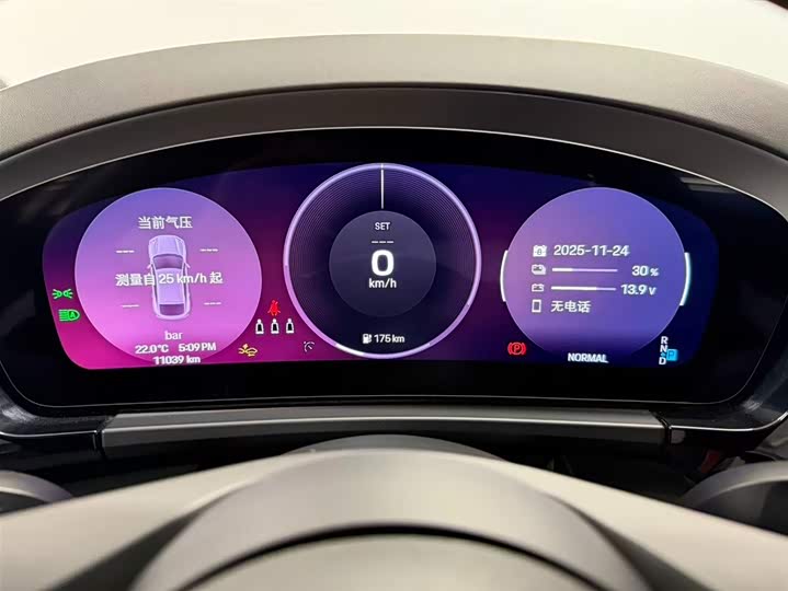 Фото 15 - Porsche Macan EV