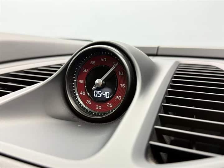 Фото 18 - Porsche Macan EV