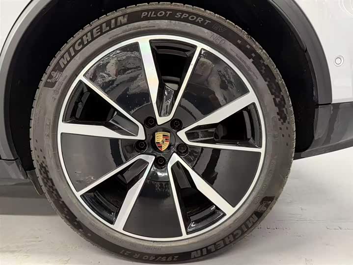 Фото 22 - Porsche Macan EV