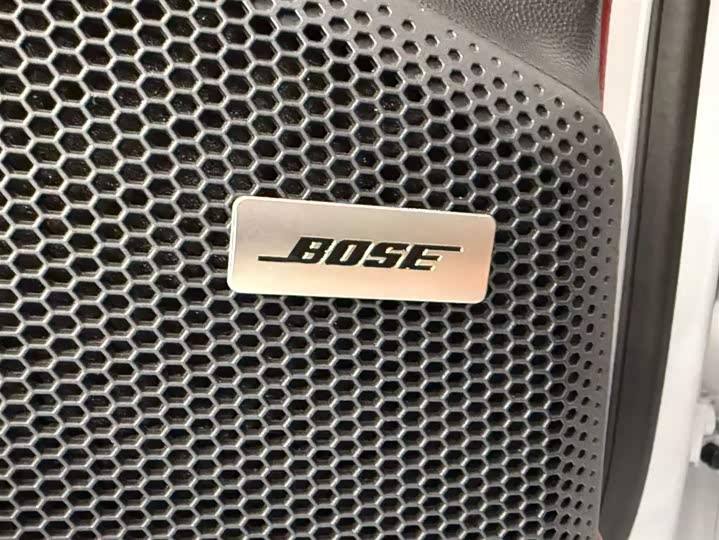 Фото 24 - Porsche Macan EV