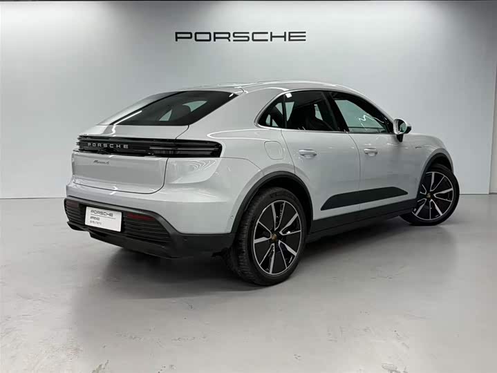 Фото 6 - Porsche Macan EV