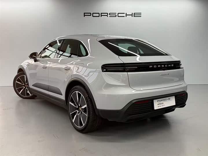 Фото 7 - Porsche Macan EV