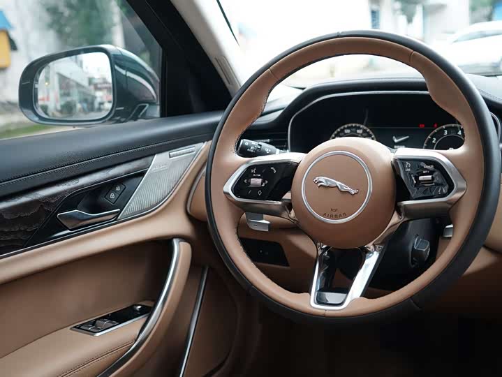 Фото 10 - Jaguar XF L