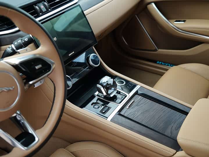 Фото 12 - Jaguar XF L