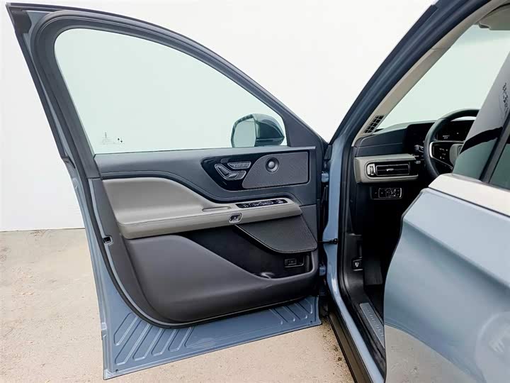 Фото 11 - Lincoln Aviator