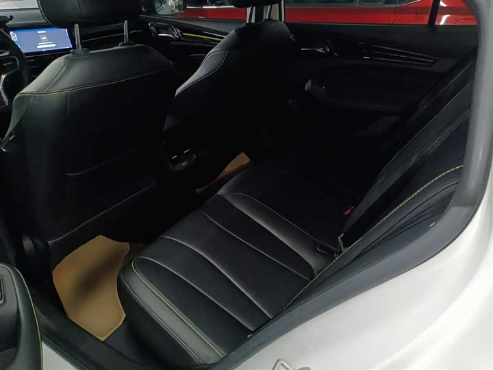 Фото 17 - Roewe i5