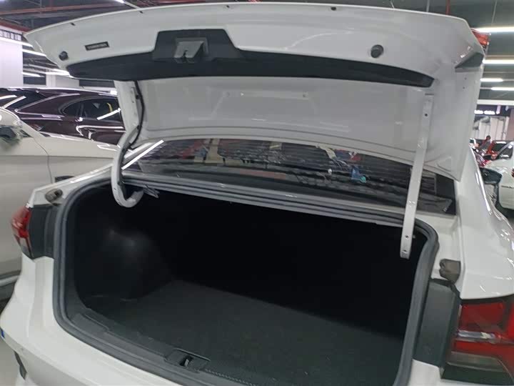 Фото 19 - Roewe i5