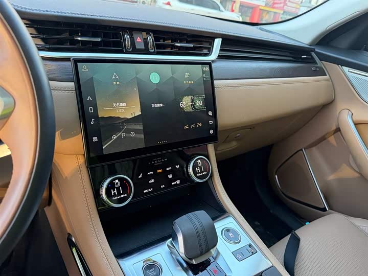 Фото 10 - Jaguar F-Pace