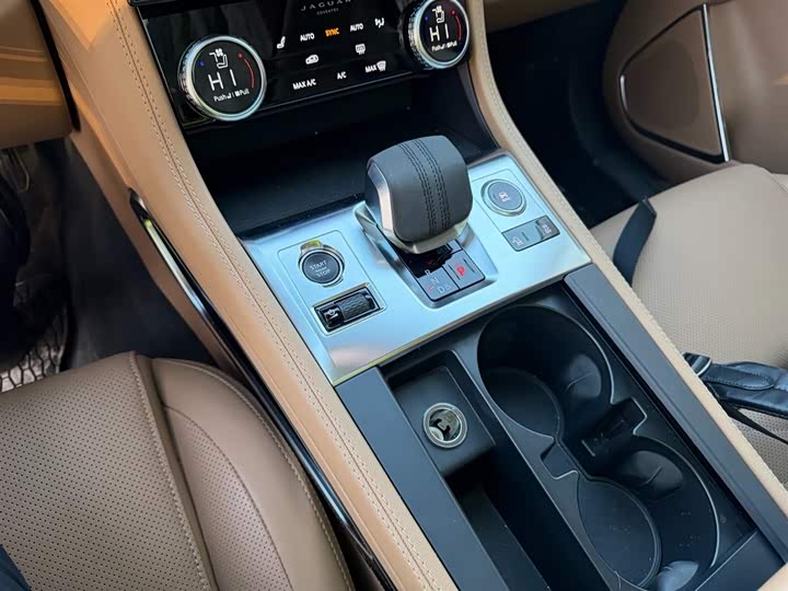 Фото 11 - Jaguar F-Pace