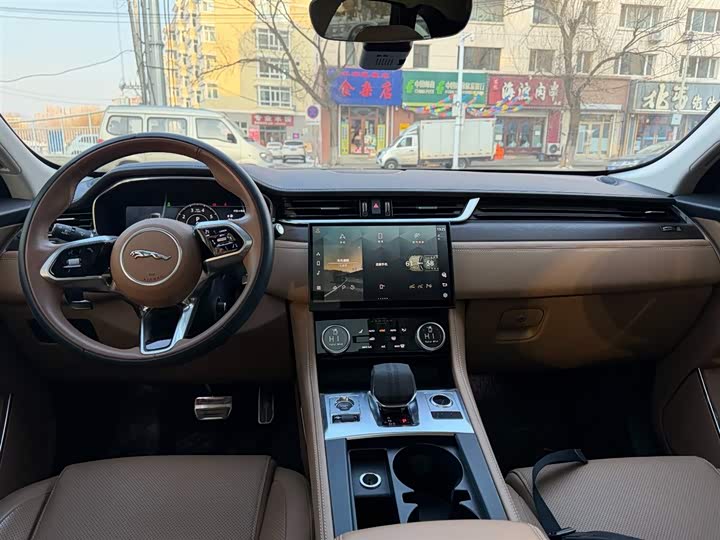 Фото 14 - Jaguar F-Pace