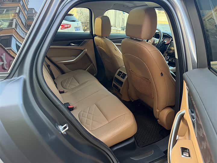 Фото 15 - Jaguar F-Pace