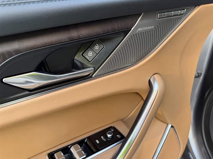 Фото 6 - Jaguar F-Pace