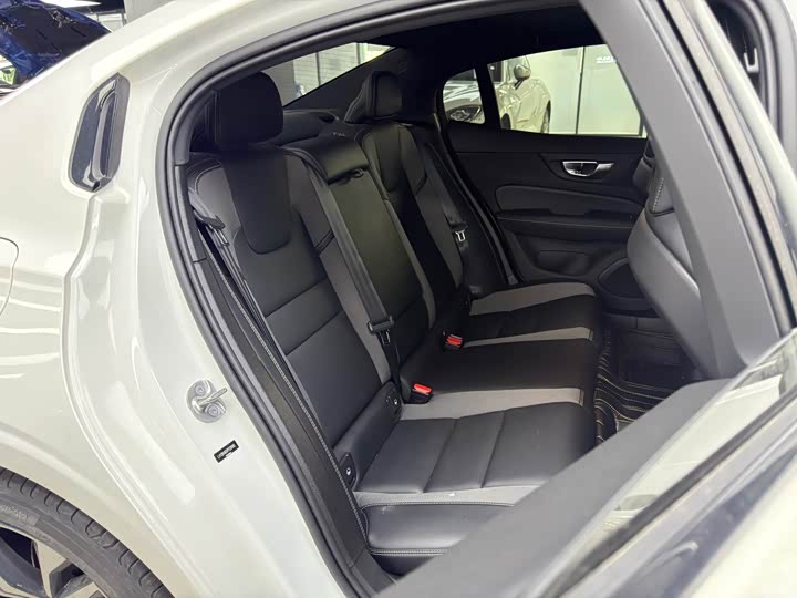 Фото 12 - Volvo S60