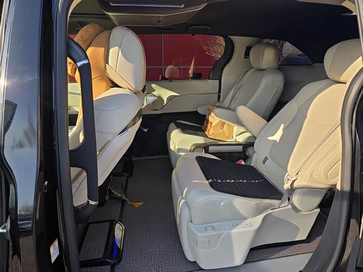 Фото 4 - Toyota Sienna