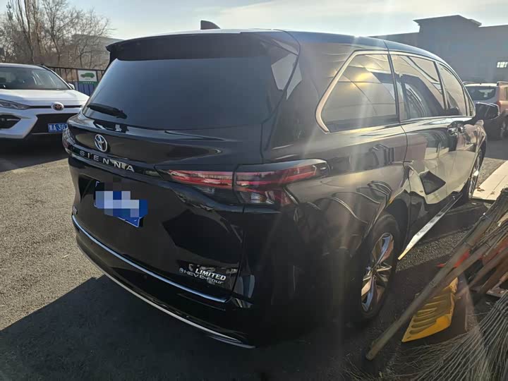 Фото 7 - Toyota Sienna