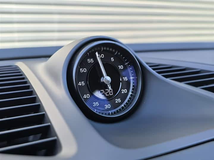 Фото 14 - Porsche Macan EV