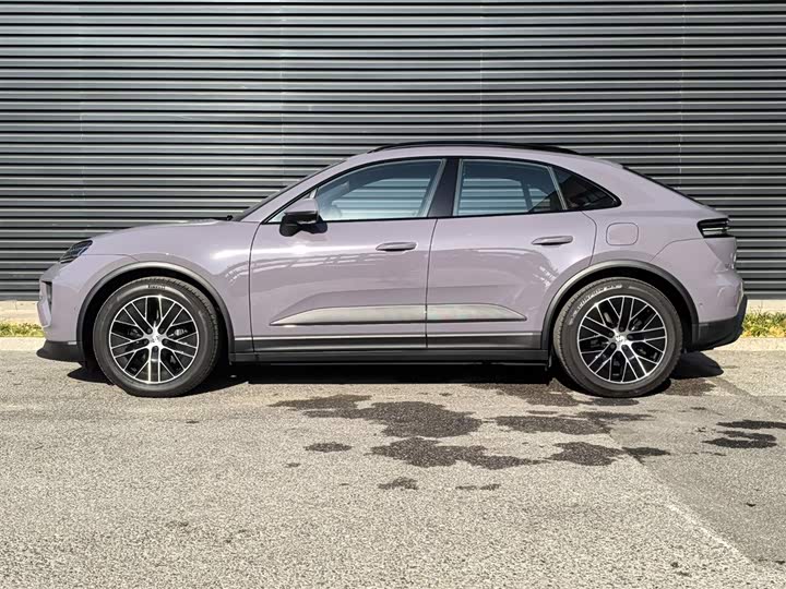 Фото 2 - Porsche Macan EV