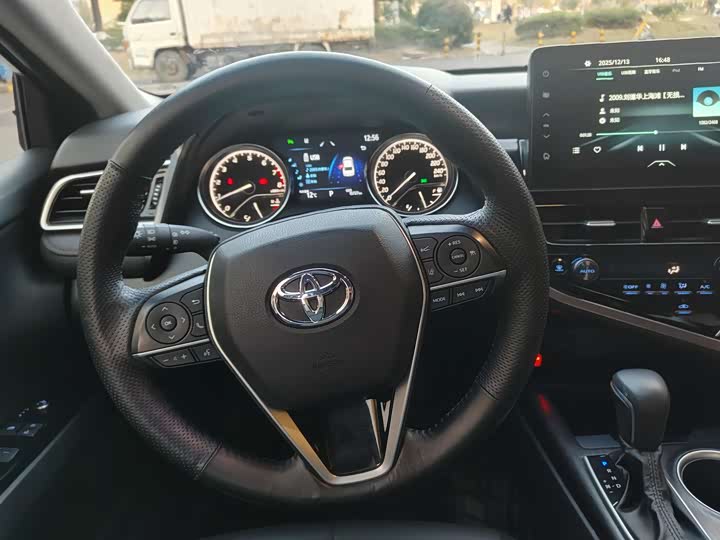 Фото 10 - Toyota Camry