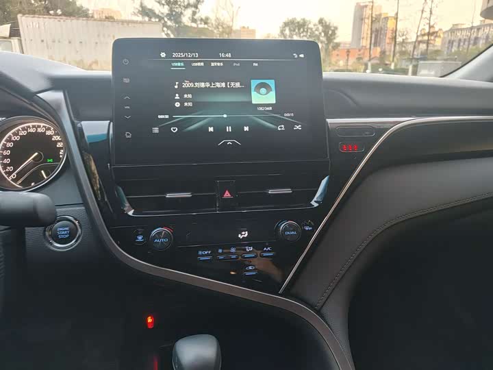 Фото 12 - Toyota Camry