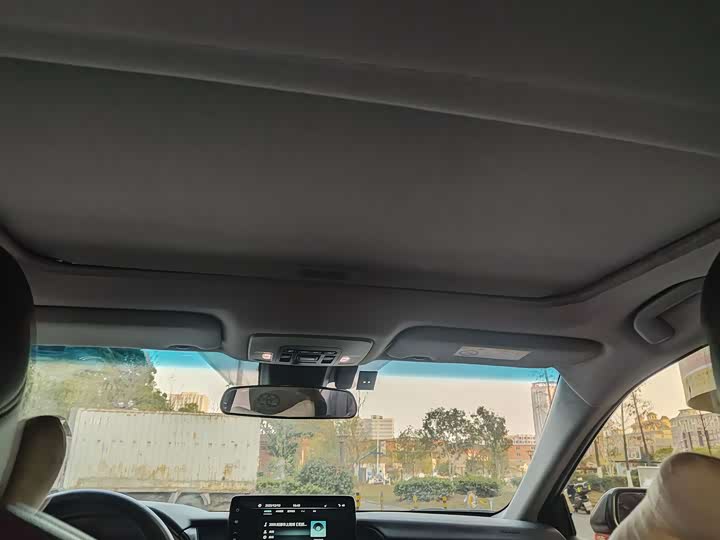 Фото 13 - Toyota Camry