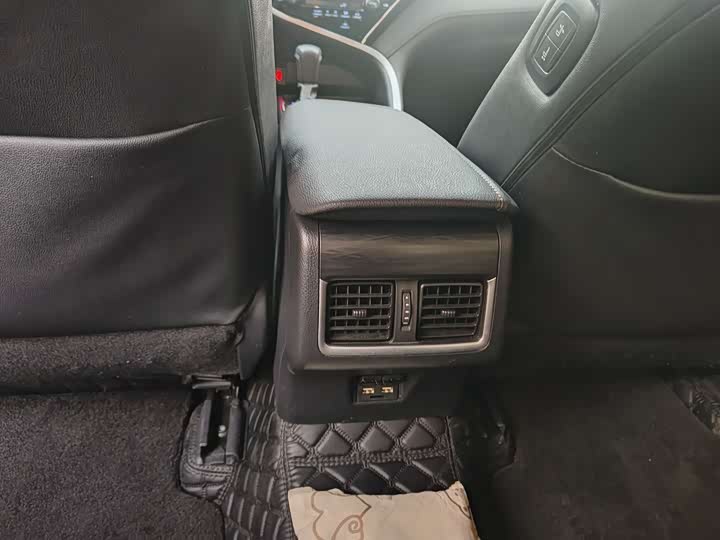 Фото 14 - Toyota Camry