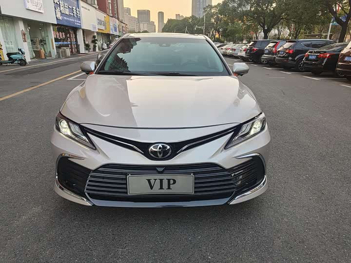 Фото 2 - Toyota Camry