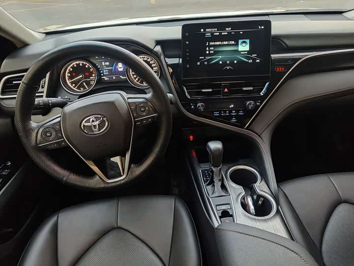 Фото 5 - Toyota Camry