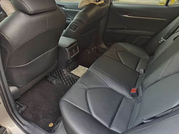 Фото 6 - Toyota Camry