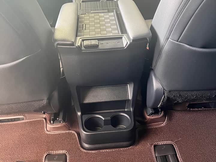 Фото 13 - Toyota Sienna