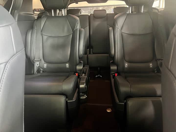 Фото 9 - Toyota Sienna