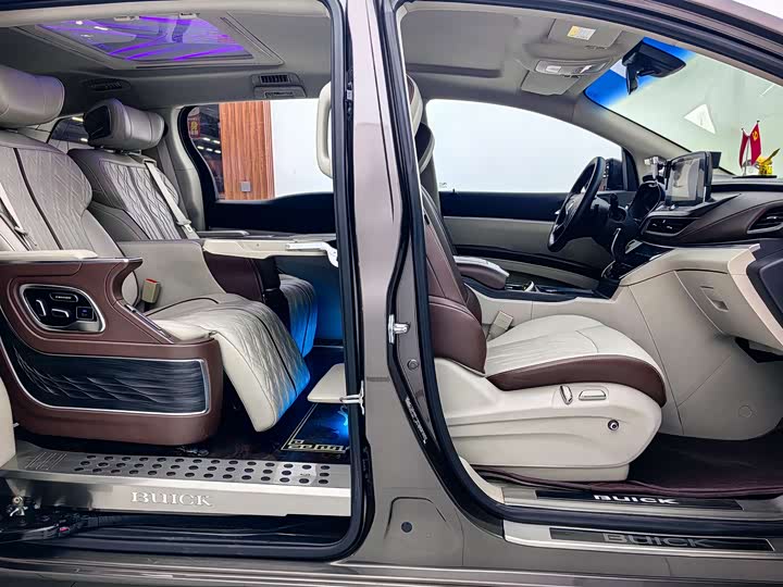 Фото 12 - Buick GL8 ES