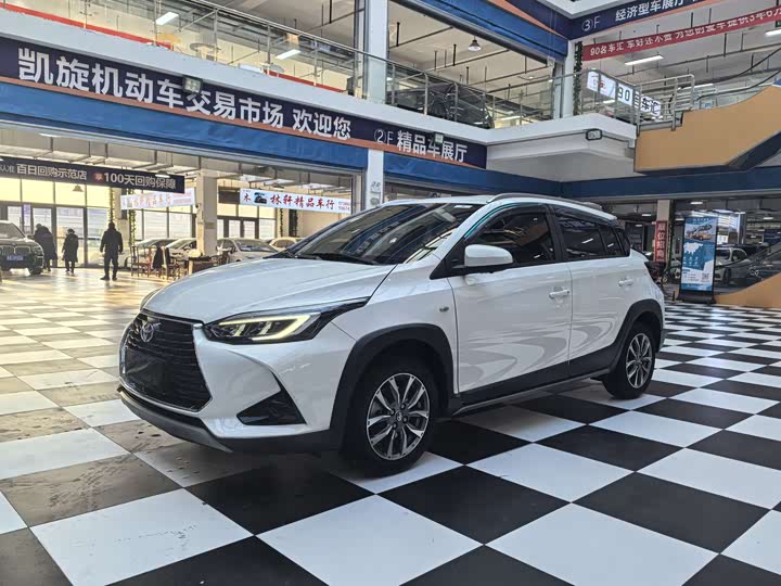 Фото 1 - Toyota Yaris L Hatchback