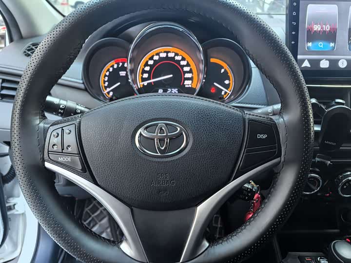 Фото 10 - Toyota Yaris L Hatchback