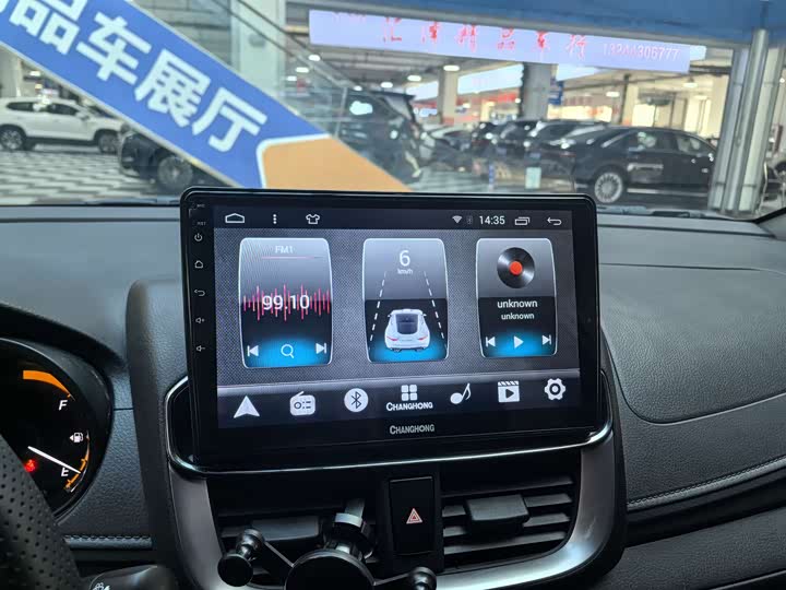 Фото 11 - Toyota Yaris L Hatchback