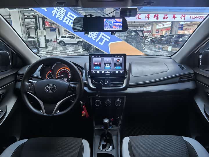 Фото 12 - Toyota Yaris L Hatchback