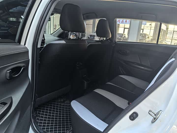 Фото 13 - Toyota Yaris L Hatchback