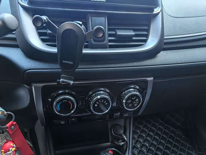 Фото 14 - Toyota Yaris L Hatchback