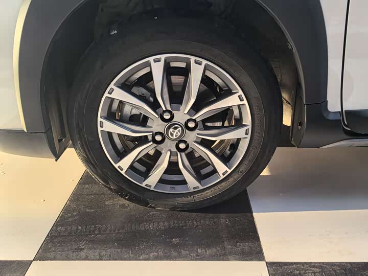 Фото 17 - Toyota Yaris L Hatchback