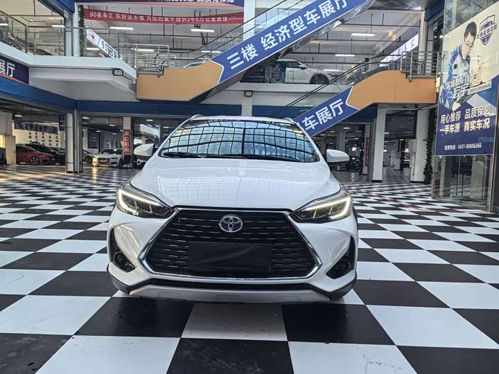 Фото 2 - Toyota Yaris L Hatchback