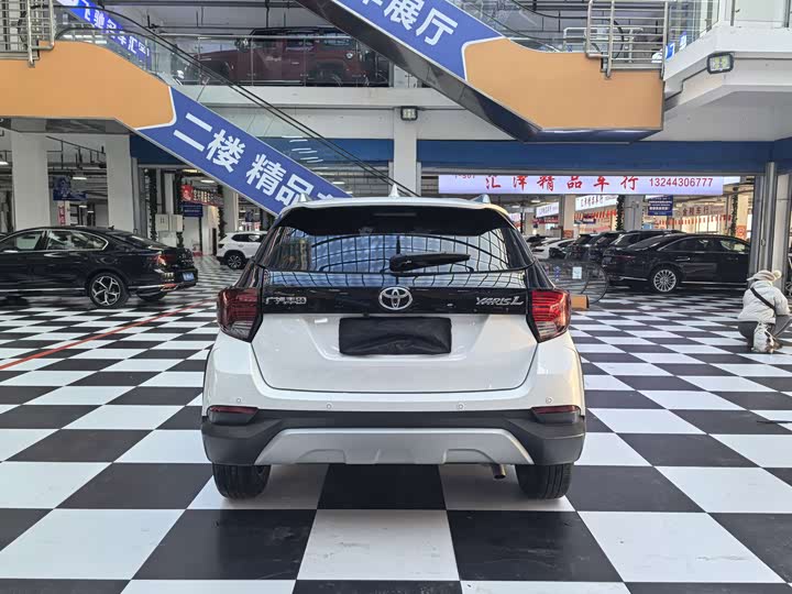 Фото 4 - Toyota Yaris L Hatchback