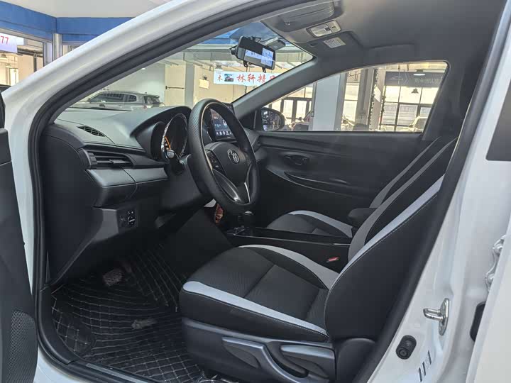 Фото 6 - Toyota Yaris L Hatchback