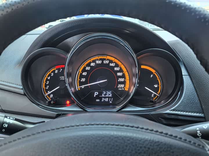 Фото 9 - Toyota Yaris L Hatchback