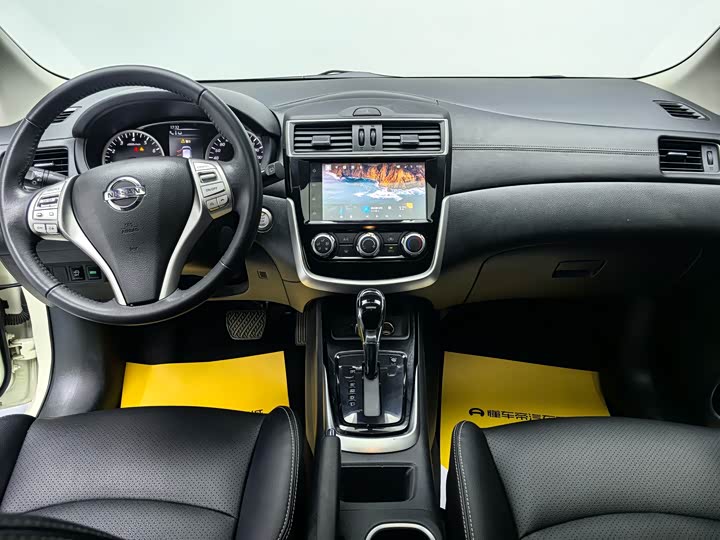 Фото 2 - Nissan Tiida