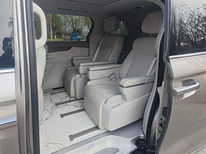 Фото 8 - Roewe iMax 8 EV