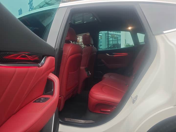 Фото 6 - Maserati Levante