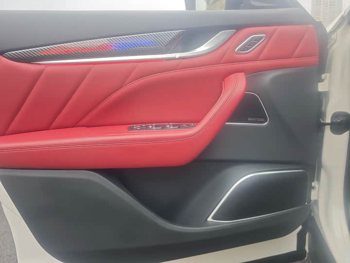 Фото 8 - Maserati Levante