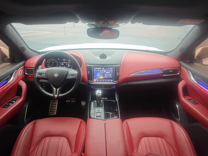 Фото 9 - Maserati Levante