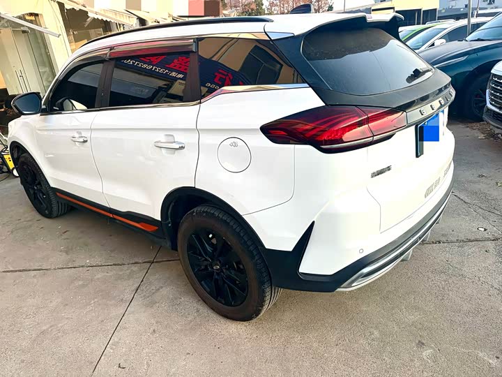 Фото 10 - Geely Atlas