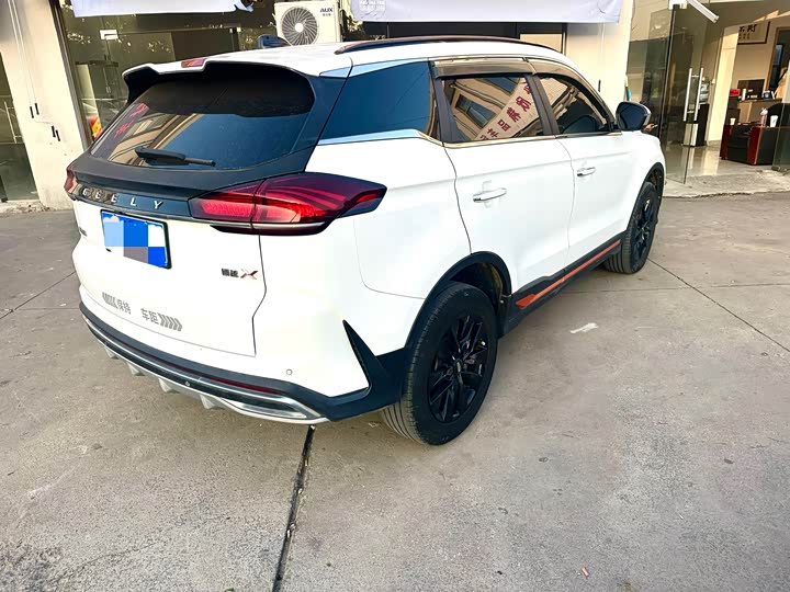 Фото 12 - Geely Atlas